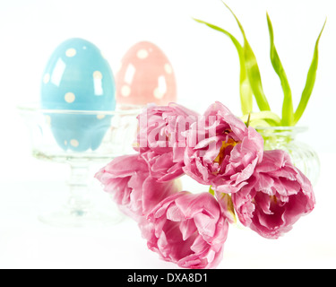 Oster-Deko. Frühlingsblumen mit Ostereiern Stockfoto