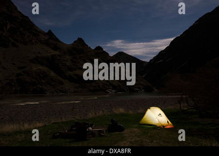 Leuchtende Zelt auf einem Campingplatz in Hells Canyon an der Grenze zwischen Idaho und Oregon. Stockfoto