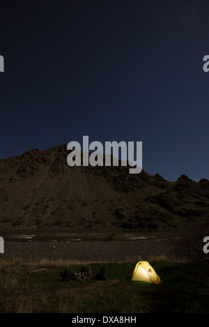 Leuchtende Zelt auf einem Campingplatz in Hells Canyon an der Grenze zwischen Idaho und Oregon. Stockfoto