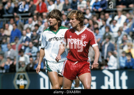 Fußball, Bundesliga, 1983/1984, Stadion bin Boekelberg, Borussia Moenchengladbach im Vergleich zu 1. FC Kaiserslautern 3:2, Szene des Spiels, Andreas Brehme (FCK) rechts und Frank Mill (MG) Stockfoto