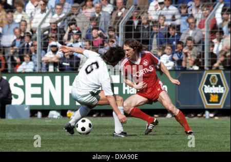 Fußball, Bundesliga, 1983/1984, Stadion bin Boekelberg, Borussia Moenchengladbach im Vergleich zu 1. FC Kaiserslautern 3:2, Szene des Spiels, Werner Melzer (FCK) rechts und Lothar Matthäus (MG) Stockfoto