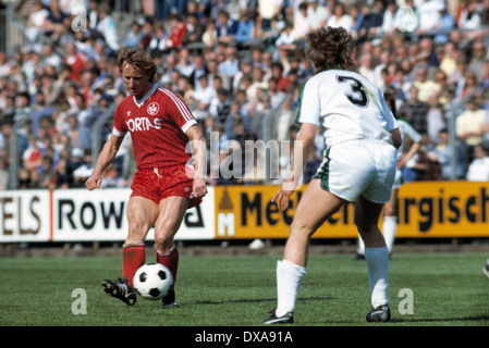 Fußball, Bundesliga, 1983/1984, Stadion bin Boekelberg, Borussia Moenchengladbach im Vergleich zu 1. FC Kaiserslautern 3:2, Szene des Spiels, Andreas Brehme (FCK) links und Ulrich Borowka (MG) Stockfoto