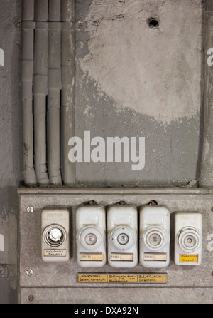 Nahaufnahme eines Arrays von altmodischen Blei Sicherungen in einem Haushalt Sicherungskasten (Schweizer Modell, um den 1970iger gebaut) Stockfoto