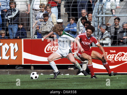 Fußball, Bundesliga, 1983/1984, Stadion bin Boekelberg, Borussia Moenchengladbach im Vergleich zu 1. FC Kaiserslautern 3:2, Szene des Spiels, Kai-Erik Herlovsen (MG) links und Bruno Hübner (FCK) Stockfoto