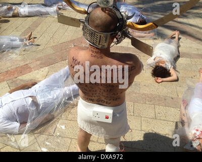 A269 life Animal Liberation Aktivisten tot Posing bei einer visuellen öffentlichen Protest anspruchsvolle Tiere für den menschlichen Verzehr geschlachtet in Tel Aviv am 21. März 2014 zu stoppen. 269 Leben wurde gegründet, um die Aufmerksamkeit auf das Elend der Tiere für den menschlichen Verzehr geschlachtet und zu zeichnen. Stockfoto