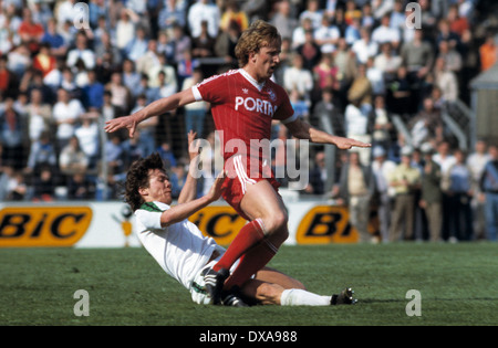 Fußball, Bundesliga, 1983/1984, Stadion bin Boekelberg, Borussia Moenchengladbach im Vergleich zu 1. FC Kaiserslautern 3:2, Szene des Spiels, Bekämpfung, Lothar Matthäus (MG) links und Andreas Brehme (FCK) Stockfoto