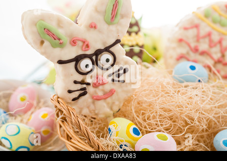 Ostern Reis Krispy pop behandelt in Shpae Ester Eiern und Osterhasen. Stockfoto