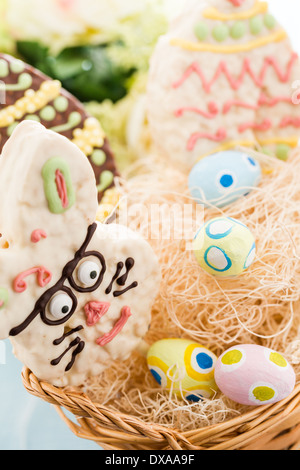 Ostern Reis Krispy pop behandelt in Shpae Ester Eiern und Osterhasen. Stockfoto