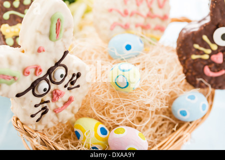 Ostern Reis Krispy pop behandelt in Shpae Ester Eiern und Osterhasen. Stockfoto