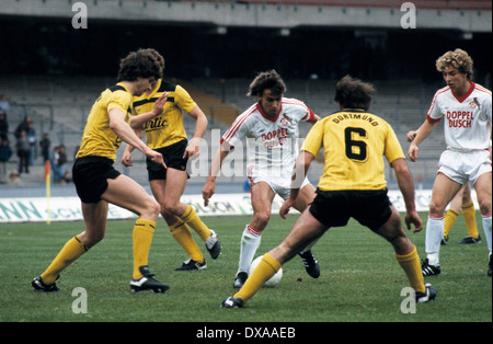 Fußball, Bundesliga, 1983/1984, Muengersdorf Stadion, 1. FC Köln gegen Borussia Dortmund 5:2, Szene des Spiels, v.l.n.r.: Michael Zorc (BVB), Pierre Littbarski (FCK), Harald Konopka (BVB) Nr. 6, Hans-Werner Reif (FCK) Stockfoto