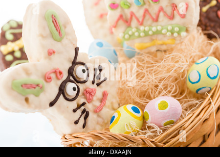 Ostern Reis Krispy pop behandelt in Shpae Ester Eiern und Osterhasen. Stockfoto