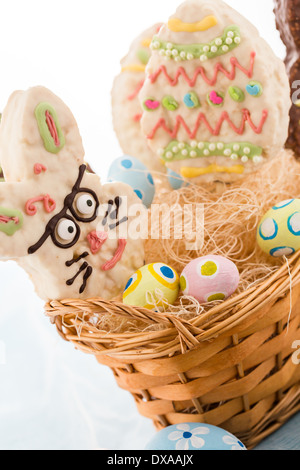 Ostern Reis Krispy pop behandelt in Shpae Ester Eiern und Osterhasen. Stockfoto