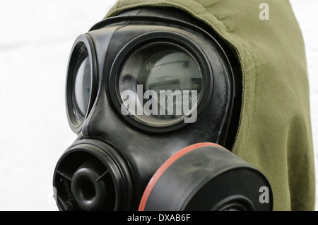 Gasmaske und atomaren, biologischen und chemischen (ABC) Anzug Stockfoto