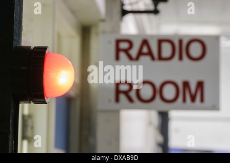 Rotes Licht beleuchtet außerhalb ein Funkraum zu warnen, dass Übertragungen ausgeführt werden Stockfoto