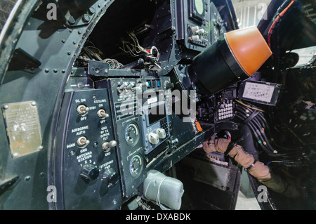 Steuerelemente im Nasenkonus eines Canberra Aufklärungsflugzeug, in dem der Bediener der Kamera sitzt. Stockfoto