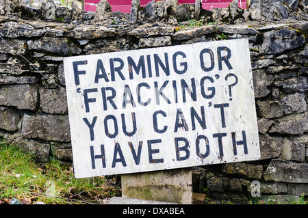 Melden Sie sich in einer ländlichen Gegend protestieren gegen potenzielle Fracking Sprichwort "Landwirtschaft oder Fracking? Sie können nicht beides haben. " Stockfoto
