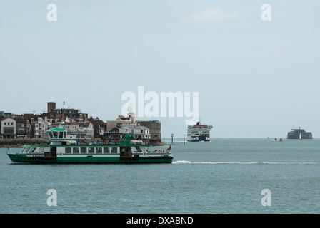 Die Portsmouth Harbour zu Gosport Fähre nähert sich Portsmouth. Stockfoto