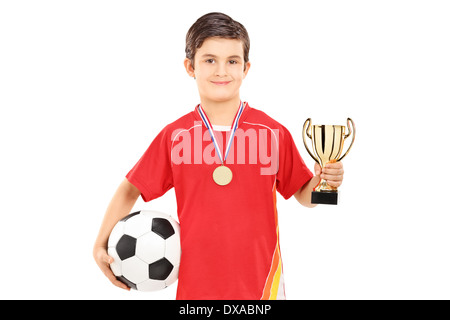 Football-Spieler hält einen goldenen Becher Stockfoto