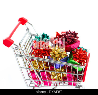 Warenkorb mit bunten Weihnachts-Geschenk-Boxen isoliert Stockfoto