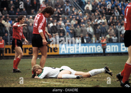 Fußball, Bundesliga, 1984/1985, Stadion bin Boekelberg, Borussia Moenchengladbach gegen Bayer 04 Leverkusen 1:1, Szene des Spiels, v.l.n.r.: Juergen Gelsdorf (Bayer), Uwe Rahn (MG) auf Grund gelaufen, Falko Goetz (Bayer) Stockfoto