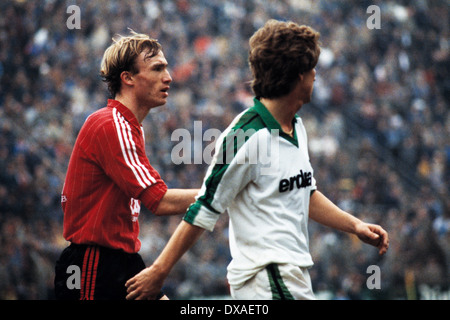 Fußball, Bundesliga, 1984/1985, Stadion bin Boekelberg, Borussia Moenchengladbach gegen Bayer 04 Leverkusen 1:1, Szene des Spiels, Anders Giske (Bayer) links und Frank Mill (MG) Stockfoto