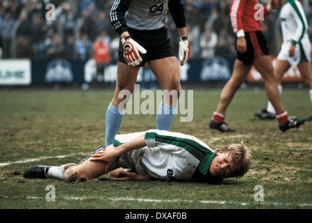 Fußball, Bundesliga, 1984/1985, Stadion bin Boekelberg, Borussia Moenchengladbach gegen Bayer 04 Leverkusen 1:1, Szene des Spiels, Uwe Rahn (MG) auf Grund verletzt Stockfoto