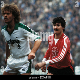 Fußball, Bundesliga, 1984/1985, Stadion bin Boekelberg, Borussia Moenchengladbach gegen Bayer 04 Leverkusen 1:1, Szene des Spiels, Herbert Waas (Bayer) rechts und Norbert Ringels (MG) Stockfoto