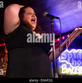 Austin, Texas, USA. 20. März 2014. CYNTHIA Franzosen konkurriert in einem Kampf während der Women Of The World Poetry Slam. WOWPS ist eine jährliche, viertägige Poesiefestival verfügt über einen Wettbewerb, Workshops und Themen offene Mikrofone, Kronen, die eine nationale Frauen Poetry Champion unter den 72 Konkurrenten, die in lokalen qualifiziert und regionalen-slams. Brian Cahn/ZUMAPRESS.com/Alamy © Live-Nachrichten Stockfoto