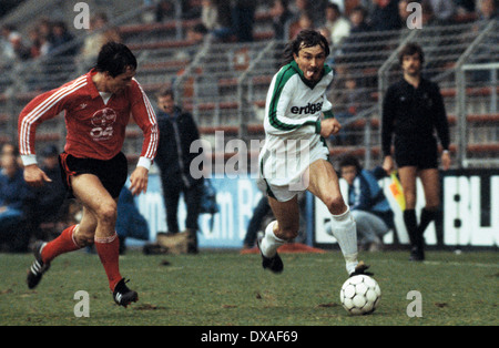 Fußball, Bundesliga, 1984/1985, Stadion bin Boekelberg, Borussia Moenchengladbach gegen Bayer 04 Leverkusen 1:1, Szene des Spiels, Ewald Lienen (MG) in Ballbesitz, links Rudolf Wojtowicz (Bayer) Stockfoto