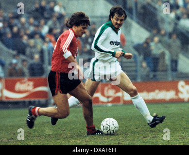 Fußball, Bundesliga, 1984/1985, Stadion bin Boekelberg, Borussia Moenchengladbach gegen Bayer 04 Leverkusen 1:1, Szene des Spiels, Falko Goetz (Bayer) in Ballbesitz, richtige Ewald Lienen (MG) Stockfoto