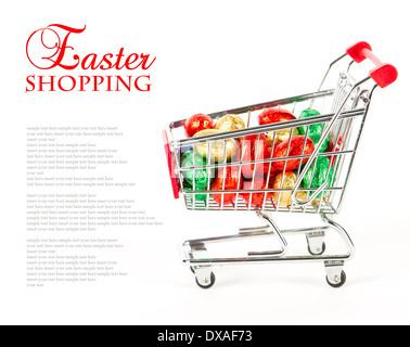 bunten Eiern in einem Einkaufswagen auf weißem Hintergrund mit Simplle Text. Ostern-shopping-Konzept Stockfoto