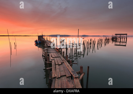 Handwerklichen Angelboote/Fischerboote in den alten hölzernen Pier. Carrasqueira ist ein Reiseziel für Besucher, die Küste des Alentejo. Stockfoto