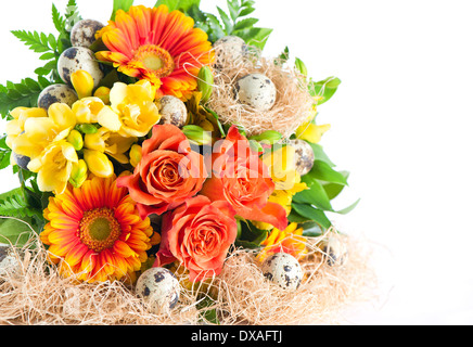 bunte Blumen Blumenstrauß. Rosen und Gerbera mit Eiern Osterdekoration Stockfoto