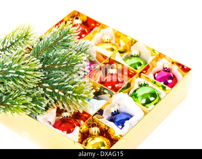 immergrüner Baum mit bunten Kugeln. Weihnachts-Dekoration Stockfoto