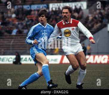 Fußball, Bundesliga, 1984/1985, Rheinstadion, Fortuna Düsseldorf gegen FC Bayer 05 Uerdingen 2:2, Szene des Spiels, Larus Gudmundsson (Bayer) links und Peter Loehr (Fortuna) Stockfoto