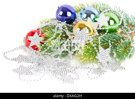 Weihnachtsbaum mit bunten Kugeln und Silber Kranz Stockfoto