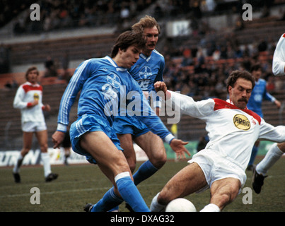 Fußball, Bundesliga, 1984/1985, Rheinstadion, Fortuna Düsseldorf gegen FC Bayer 05 Uerdingen 2:2, Szene des Spiels, Duell, Bekämpfung, Larus Gudmundsson (Bayer) links und Peter Loehr (Fortuna), hinter Wolfgang Schaefer (Bayer) Stockfoto