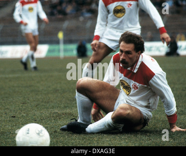 Fußball, Bundesliga, 1984/1985, Rheinstadion, Fortuna Düsseldorf gegen FC Bayer 05 Uerdingen 2:2, Szene des Spiels, Peter Loehr (Fortuna) sitzen auf Grund Stockfoto