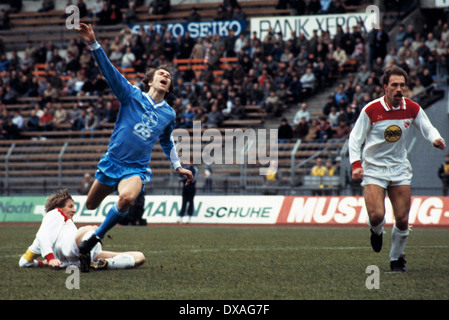 Fußball, Bundesliga, 1984/1985, Rheinstadion, Fortuna Düsseldorf gegen FC Bayer 05 Uerdingen 2:2, Szene des Spiels, v.l.n.r. Teamleiter Gerd Zewe (Fortuna), Wolfgang Funkel (Bayer), Peter Loehr (Fortuna) Stockfoto