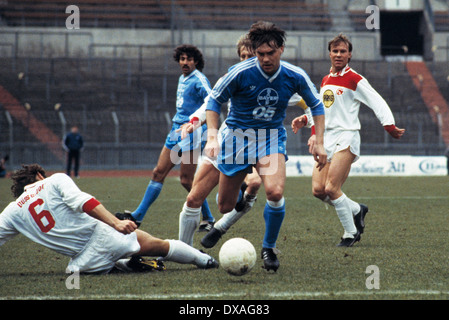 Fußball, Bundesliga, 1984/1985, Rheinstadion, Fortuna Düsseldorf gegen FC Bayer 05 Uerdingen 2:2, Szene des Spiels, Duell von Wayne Thomas (Bayer) gegen einen gegnerischen Spieler hinter Karl-Heinz Woehrlin (Bayer) links und Hans Holmquist (Fortuna) Stockfoto