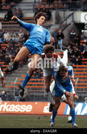 Fußball, Bundesliga, 1984/1985, Rheinstadion, Fortuna Düsseldorf gegen FC Bayer 05 Uerdingen 2:2, Szene des Spiels, Antenne Duell, v.l.n.r.: Wolfgang Funkel (Bayer), Atli Edvaldsson (Fortuna), Wolfgang Schäfer (Bayer) Stockfoto