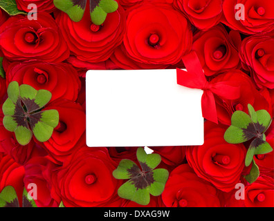 rote Rosen mit grünen Blättern von Klee und weiße Karte für Ihren text Stockfoto