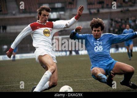 Fußball, Bundesliga, 1984/1985, Rheinstadion, Fortuna Düsseldorf gegen FC Bayer 05 Uerdingen 2:2, Szene des Spiels, Manfred Bockenfeld (Fortuna) links und Norbert Brinkmann (Bayer) Stockfoto