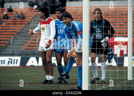 Fußball, Bundesliga, 1984/1985, Rheinstadion, Fortuna Düsseldorf gegen FC Bayer 05 Uerdingen 2:2, Szene des Spiels, v.l.n.r.: Guenter Thiele (Fortuna), Ludger van de Loo (Bayer), Teamleiter Matthias Herget (Bayer), Keeper Werner Vollack (Bayer) Stockfoto