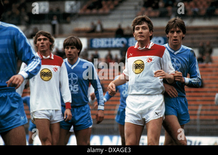 Fußball, Bundesliga, 1984/1985, Rheinstadion, Fortuna Düsseldorf gegen FC Bayer 05 Uerdingen 2:2, Szene des Spiels, v.l.n.r.: Rudolf Bommer (Fortuna), Norbert Brinkmann (Bayer), Atli Edvaldsson (Fortuna), Wolfgang Funkel (Bayer) Stockfoto