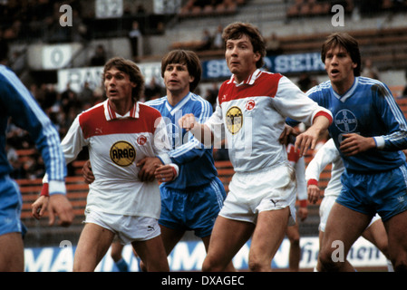 Fußball, Bundesliga, 1984/1985, Rheinstadion, Fortuna Düsseldorf gegen FC Bayer 05 Uerdingen 2:2, Szene des Spiels, v.l.n.r.: Rudolf Bommer (Fortuna), Norbert Brinkmann (Bayer), Atli Edvaldsson (Fortuna), Wolfgang Funkel (Bayer) Stockfoto