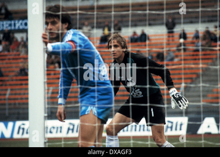 Fußball, Bundesliga, 1984/1985, Rheinstadion, Fortuna Düsseldorf gegen FC Bayer 05 Uerdingen 2:2, Szene des Spiels, team Leader Matthias Herget (Bayer) links und Torwart Werner Vollack (Bayer) Stockfoto