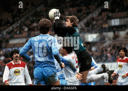 Fußball, Bundesliga, 1984/1985, Rheinstadion, Fortuna Düsseldorf gegen FC Bayer 05 Uerdingen 2:2, Szene des Spiels, Speichern von Keeper Werner Vollack (Bayer) Stockfoto