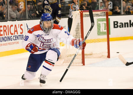 Boston, Massachusetts, USA. 21. März 2014. 21. März 2014 - Boston, Massachusetts, reagiert USA - UMASS Lowell Derek Arnold (29) zu seinem Ziel während der NCAA Hockey East Turnier-Spiel zwischen UMass und Notre Dame im TD Garden in Boston, Massachusetts statt. Eric Canha/CSM/Alamy Live-Nachrichten Stockfoto