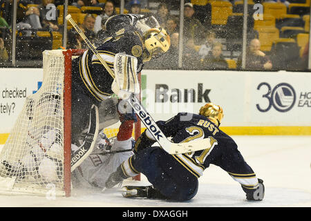 Boston, Massachusetts, USA. 21. März 2014. 21. März 2014 - Boston, Massachusetts, erhält US - Notre Dame Steven Summerhays (1) im Netz von UMASS Lowell Josh Holmstrom (12) während der NCAA Hockey East eingeschlossen, die Turnier-Spiel zwischen UMass und Notre Dame im TD Garden in Boston, Massachusetts statt. Eric Canha/CSM/Alamy Live-Nachrichten Stockfoto